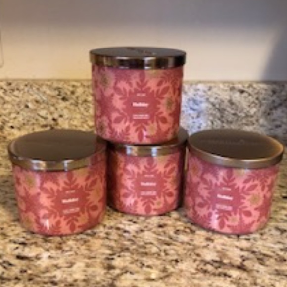 Bath & Body Works Holiday Three Wick Candle Bundle *NEW* - Picture 3 of 6
